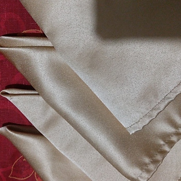 Christmas Poinsettia tablecloth & 4 napkins - Picture 3 of 4